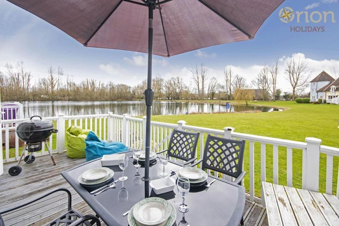 Isis Lakes 84 - Tortola Lodge South Cerney Bagian luar foto