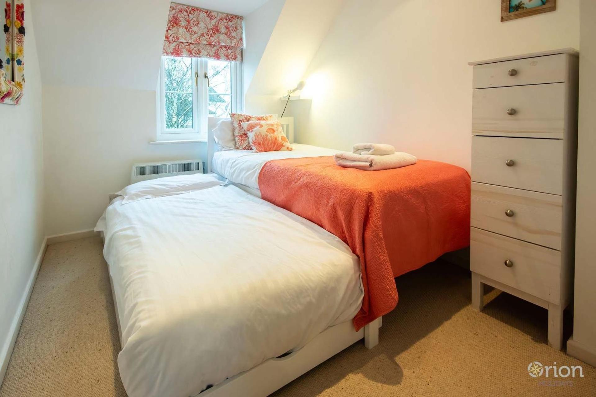 Isis Lakes 84 - Tortola Lodge South Cerney Bagian luar foto