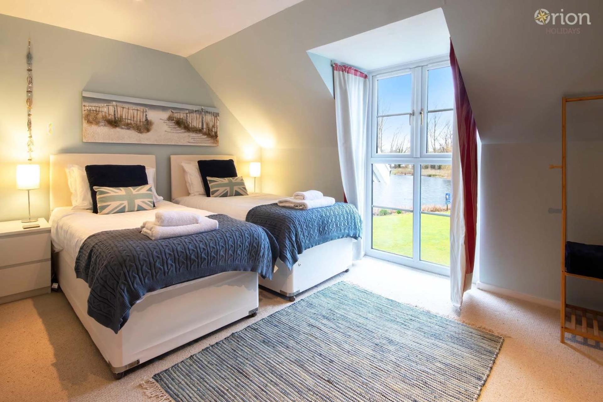 Isis Lakes 84 - Tortola Lodge South Cerney Bagian luar foto
