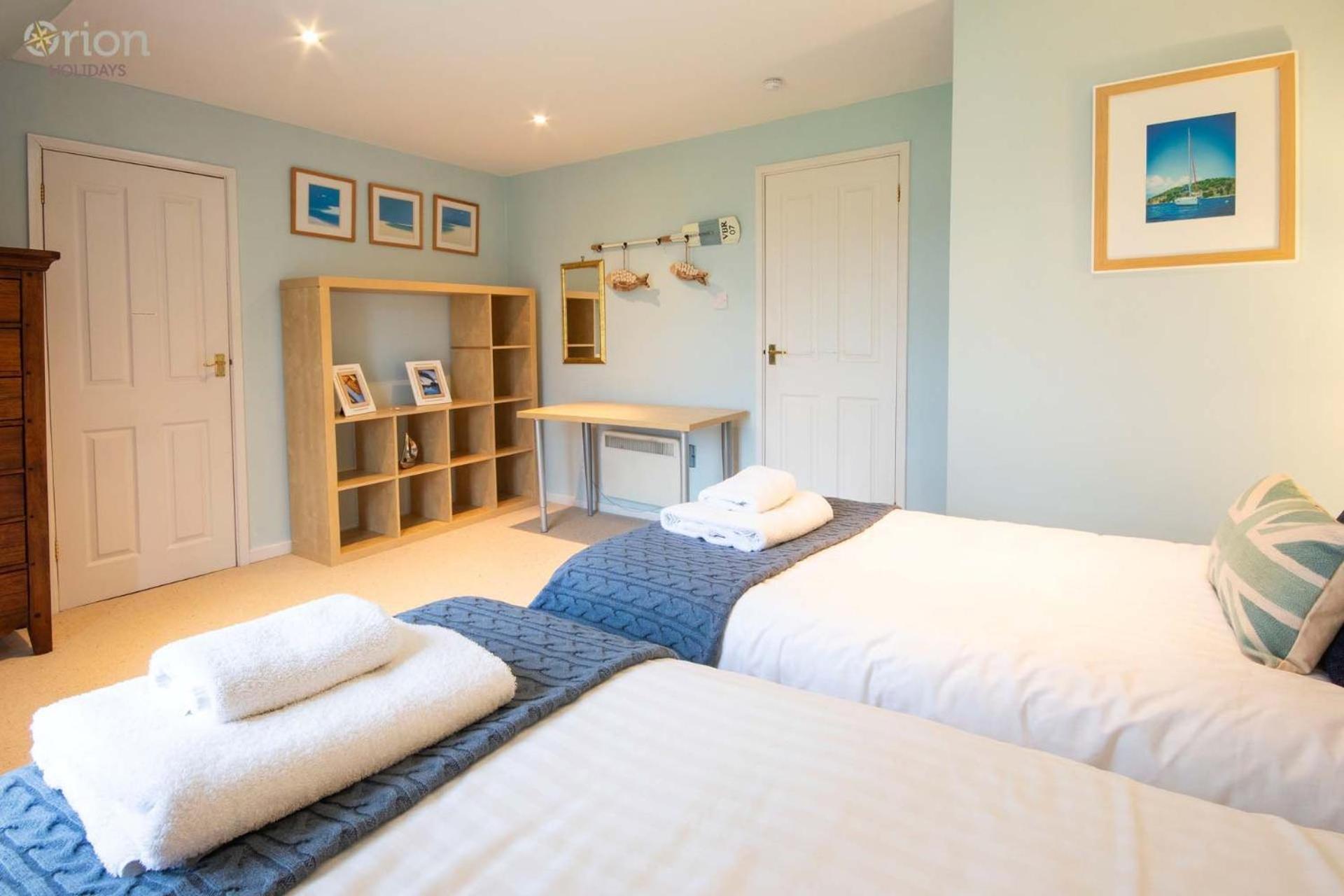 Isis Lakes 84 - Tortola Lodge South Cerney Bagian luar foto